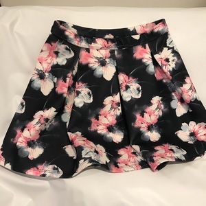 Pleated floral skirt 10 child equivalent 2 or 4
